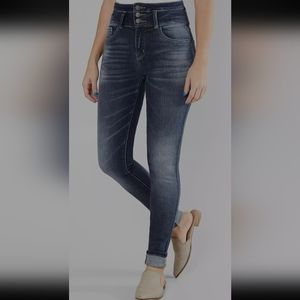 KanCan Signature Kurvy Ultra High Rise Skinny Jean.  27 waist  31 long
